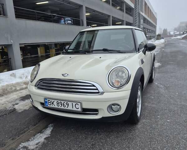 Белый Мини Hatch, объемом двигателя 1.4 л и пробегом 138 тыс. км за 5500 $, фото 1 на Automoto.ua