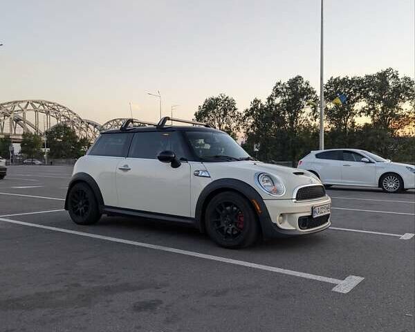 Белый Мини Hatch, объемом двигателя 1.6 л и пробегом 240 тыс. км за 8900 $, фото 1 на Automoto.ua
