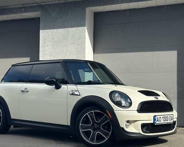 Белый Мини Hatch, объемом двигателя 1.6 л и пробегом 152 тыс. км за 7900 $, фото 1 на Automoto.ua