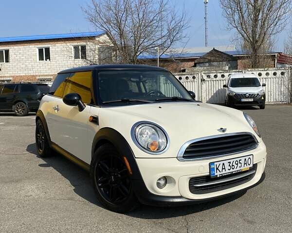 Белый Мини Hatch, объемом двигателя 1.6 л и пробегом 153 тыс. км за 8900 $, фото 1 на Automoto.ua