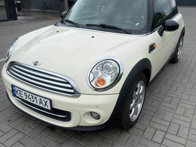 Белый Мини Hatch, объемом двигателя 1.6 л и пробегом 136 тыс. км за 7999 $, фото 1 на Automoto.ua