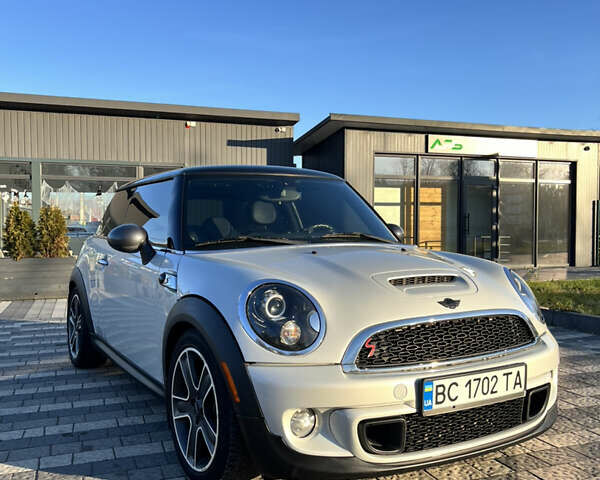 Белый Мини Hatch, объемом двигателя 1.6 л и пробегом 225 тыс. км за 8500 $, фото 1 на Automoto.ua