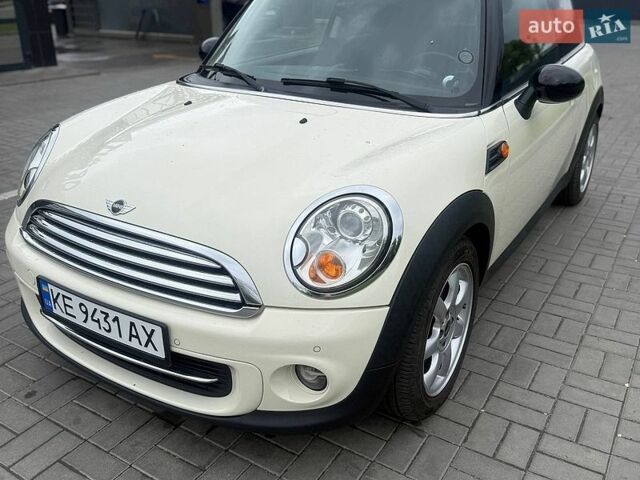 Белый Мини Hatch, объемом двигателя 1.6 л и пробегом 133 тыс. км за 8500 $, фото 1 на Automoto.ua