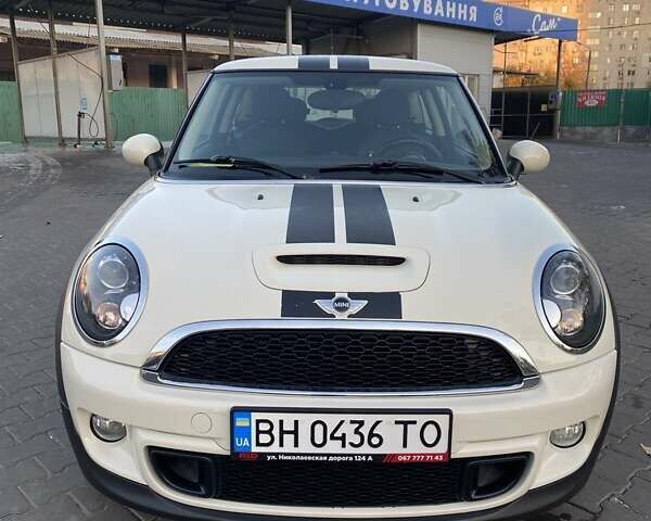 Белый Мини Hatch, объемом двигателя 1.6 л и пробегом 125 тыс. км за 10000 $, фото 1 на Automoto.ua