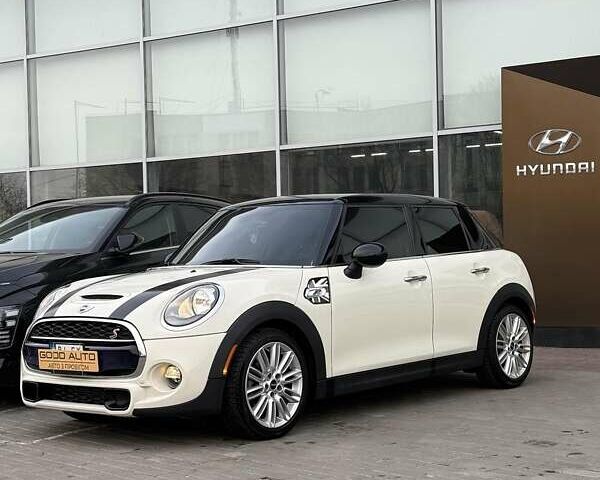Бежевый Мини Hatch, объемом двигателя 2 л и пробегом 125 тыс. км за 12700 $, фото 1 на Automoto.ua