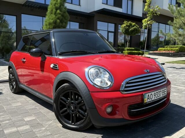 Красный Мини Hatch, объемом двигателя 2 л и пробегом 140 тыс. км за 8494 $, фото 1 на Automoto.ua