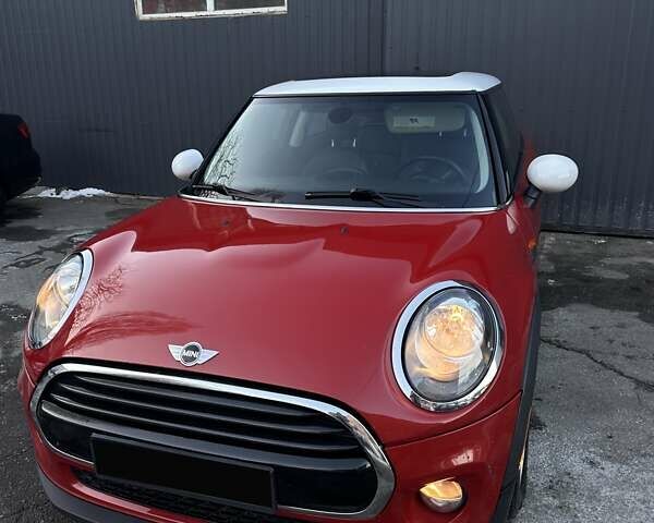 Красный Мини Hatch, объемом двигателя 1.5 л и пробегом 144 тыс. км за 11500 $, фото 1 на Automoto.ua