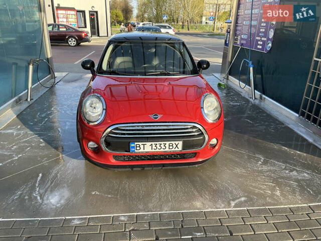 Красный Мини Hatch, объемом двигателя 1.5 л и пробегом 142 тыс. км за 12000 $, фото 1 на Automoto.ua