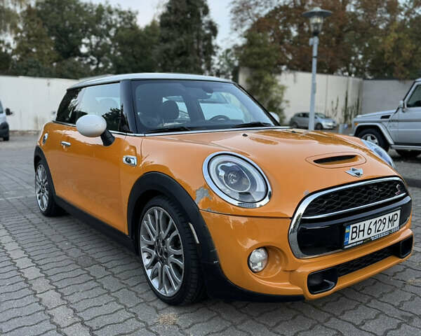 Желтый Мини Hatch, объемом двигателя 2 л и пробегом 150 тыс. км за 11900 $, фото 1 на Automoto.ua