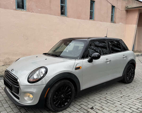 Серый Мини Hatch, объемом двигателя 1.5 л и пробегом 55 тыс. км за 14000 $, фото 1 на Automoto.ua