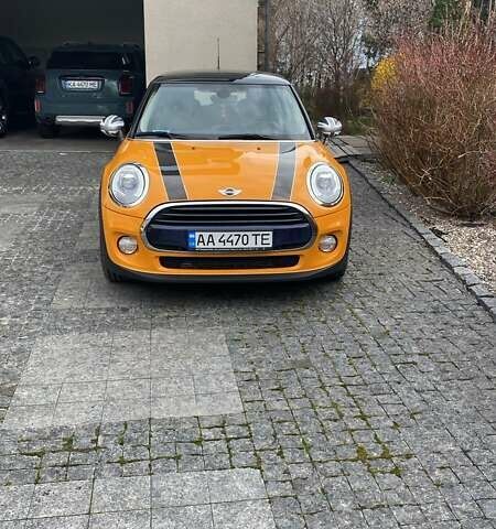 Оранжевый Мини Hatch, объемом двигателя 1.5 л и пробегом 104 тыс. км за 15900 $, фото 1 на Automoto.ua