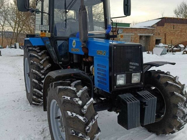 Синий МТЗ 1025.2 Беларус, объемом двигателя 4.75 л и пробегом 580 тыс. км за 30000 $, фото 1 на Automoto.ua