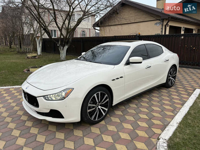 Білий Мазераті Ghibli, об'ємом двигуна 3 л та пробігом 98 тис. км за 28800 $, фото 1 на Automoto.ua