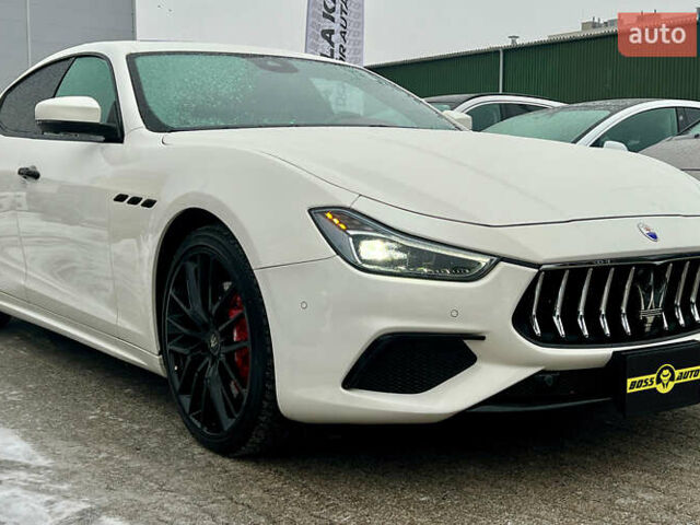Білий Мазераті Ghibli, об'ємом двигуна 2.98 л та пробігом 88 тис. км за 26000 $, фото 1 на Automoto.ua