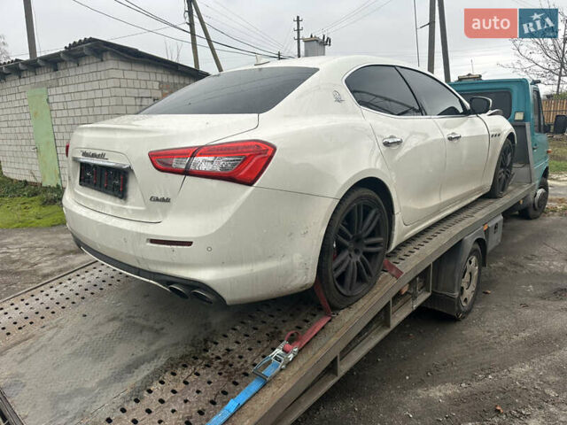 Белый Мазерати Гибли, объемом двигателя 3 л и пробегом 57 тыс. км за 15100 $, фото 1 на Automoto.ua