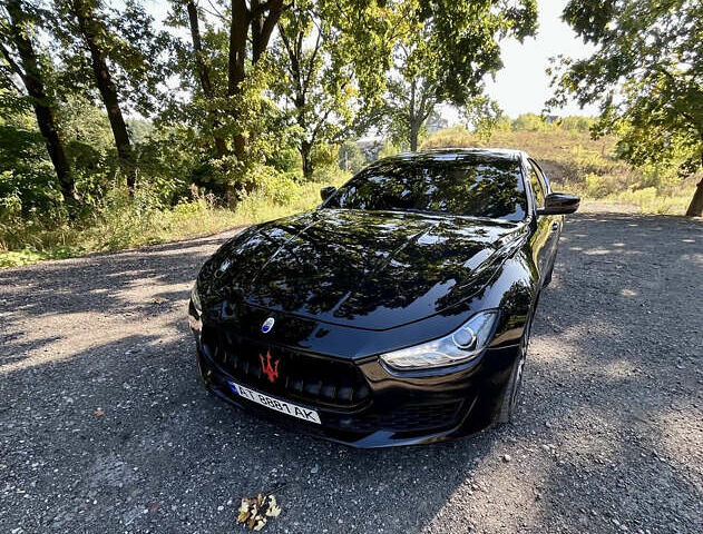 Черный Мазерати Гибли, объемом двигателя 2.98 л и пробегом 136 тыс. км за 20000 $, фото 1 на Automoto.ua