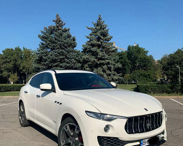 Белый Мазерати Леванте, объемом двигателя 2.99 л и пробегом 49 тыс. км за 35000 $, фото 1 на Automoto.ua