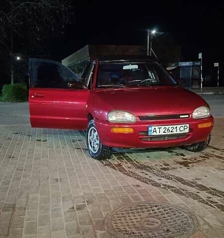 Красный Мазда 121, объемом двигателя 1.3 л и пробегом 300 тыс. км за 1200 $, фото 1 на Automoto.ua