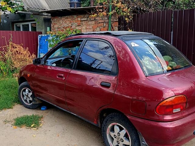 Красный Мазда 121, объемом двигателя 1.3 л и пробегом 405 тыс. км за 900 $, фото 1 на Automoto.ua