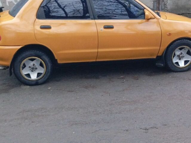 Желтый Мазда 121, объемом двигателя 1.3 л и пробегом 25 тыс. км за 1400 $, фото 1 на Automoto.ua