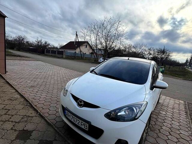 Белый Мазда 2, объемом двигателя 1.3 л и пробегом 200 тыс. км за 4800 $, фото 1 на Automoto.ua