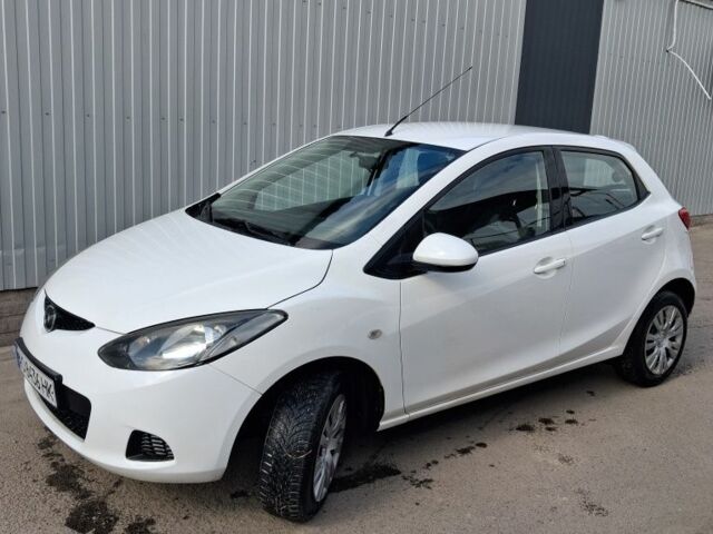 Белый Мазда 2, объемом двигателя 1.4 л и пробегом 121 тыс. км за 5500 $, фото 1 на Automoto.ua