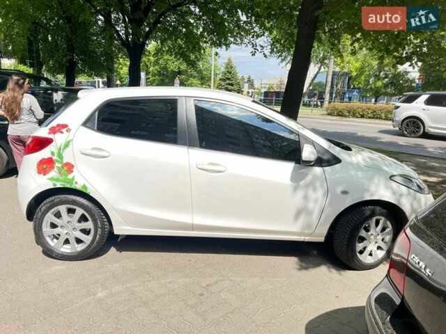 Белый Мазда 2, объемом двигателя 1.5 л и пробегом 73 тыс. км за 7500 $, фото 1 на Automoto.ua