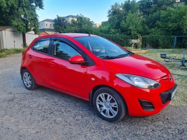 Красный Мазда 2, объемом двигателя 1.5 л и пробегом 176 тыс. км за 5900 $, фото 1 на Automoto.ua