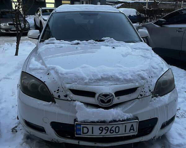 Белый Мазда 3, объемом двигателя 1.6 л и пробегом 320 тыс. км за 3300 $, фото 1 на Automoto.ua