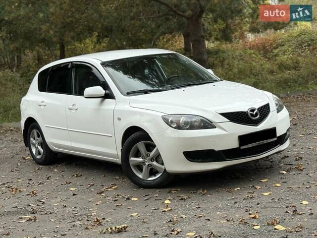 Белый Мазда 3, объемом двигателя 1.59 л и пробегом 305 тыс. км за 4900 $, фото 1 на Automoto.ua