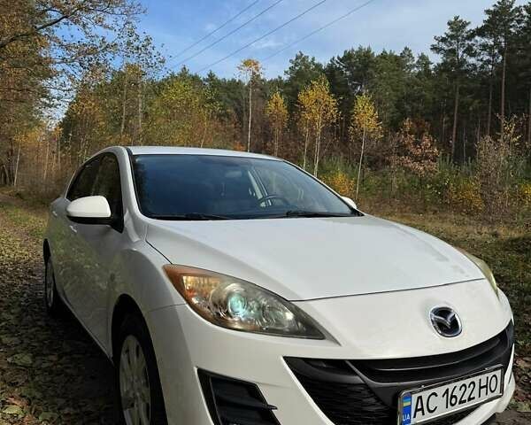 Белый Мазда 3, объемом двигателя 1.56 л и пробегом 230 тыс. км за 6800 $, фото 1 на Automoto.ua