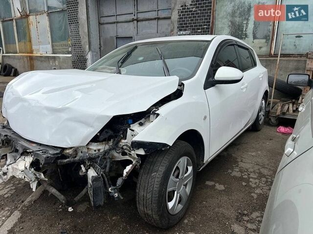 Белый Мазда 3, объемом двигателя 1.6 л и пробегом 175 тыс. км за 2350 $, фото 1 на Automoto.ua
