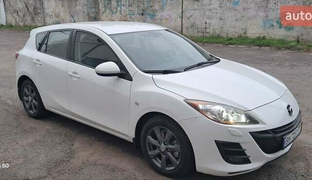 Белый Мазда 3, объемом двигателя 1.6 л и пробегом 159 тыс. км за 8000 $, фото 1 на Automoto.ua