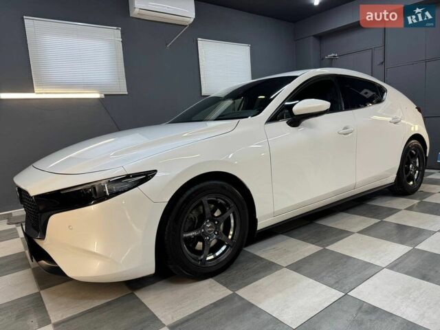 Білий Мазда 3, об'ємом двигуна 1.5 л та пробігом 85 тис. км за 20500 $, фото 1 на Automoto.ua