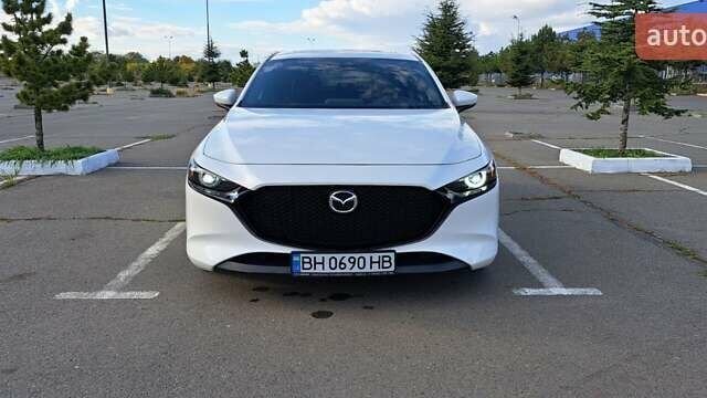 Белый Мазда 3, объемом двигателя 2.49 л и пробегом 57 тыс. км за 17990 $, фото 1 на Automoto.ua
