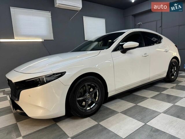 Білий Мазда 3, об'ємом двигуна 1.5 л та пробігом 85 тис. км за 20500 $, фото 1 на Automoto.ua