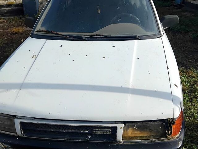 Белый Мазда 3, объемом двигателя 1.7 л и пробегом 300 тыс. км за 600 $, фото 1 на Automoto.ua