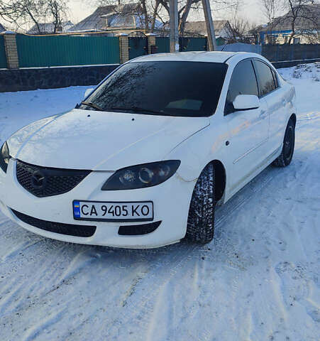 Белый Мазда 3, объемом двигателя 2 л и пробегом 200 тыс. км за 4500 $, фото 1 на Automoto.ua