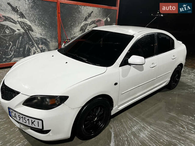 Белый Мазда 3, объемом двигателя 2 л и пробегом 295 тыс. км за 4500 $, фото 1 на Automoto.ua