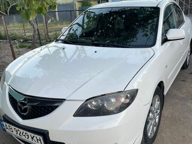 Белый Мазда 3, объемом двигателя 2 л и пробегом 225 тыс. км за 4000 $, фото 1 на Automoto.ua