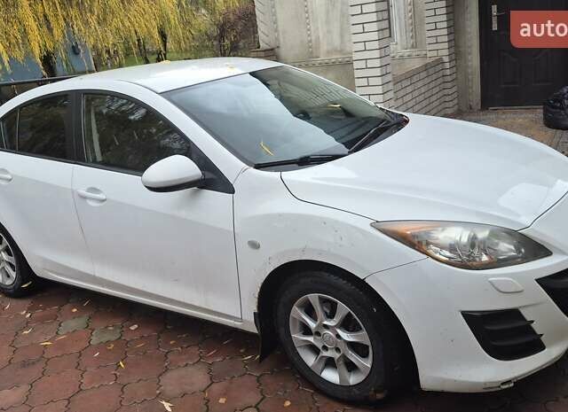 Белый Мазда 3, объемом двигателя 1.6 л и пробегом 205 тыс. км за 7000 $, фото 1 на Automoto.ua