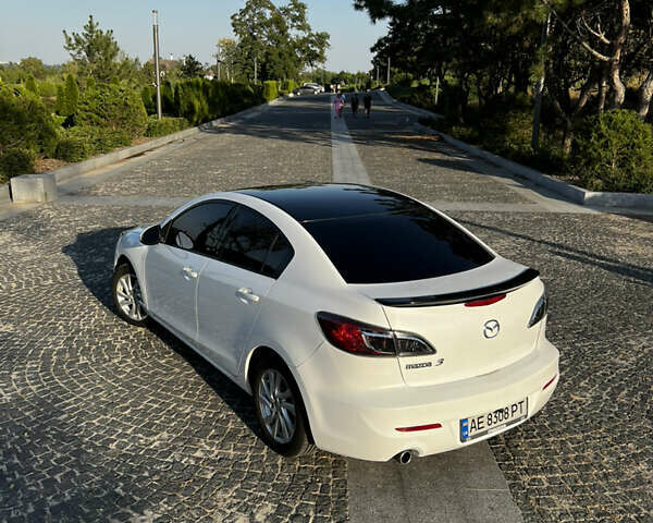 Белый Мазда 3, объемом двигателя 2 л и пробегом 247 тыс. км за 8500 $, фото 1 на Automoto.ua