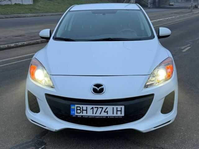 Белый Мазда 3, объемом двигателя 2 л и пробегом 177 тыс. км за 7500 $, фото 1 на Automoto.ua