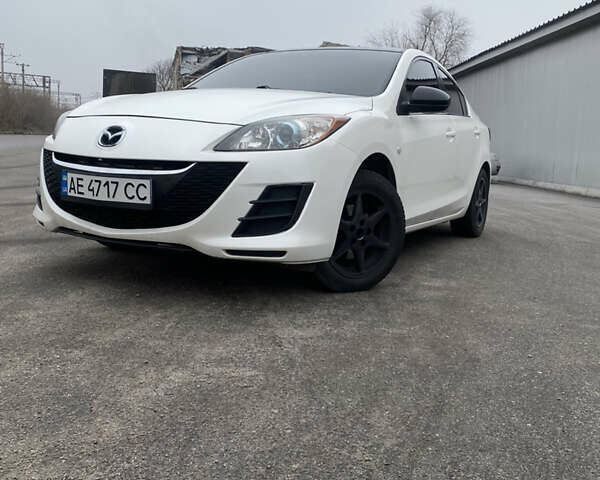 Белый Мазда 3, объемом двигателя 2 л и пробегом 158 тыс. км за 7600 $, фото 1 на Automoto.ua