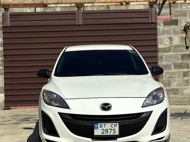 Белый Мазда 3, объемом двигателя 2 л и пробегом 235 тыс. км за 7000 $, фото 1 на Automoto.ua