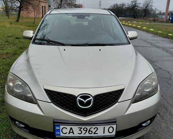 Бежевый Мазда 3, объемом двигателя 1.6 л и пробегом 230 тыс. км за 5200 $, фото 1 на Automoto.ua