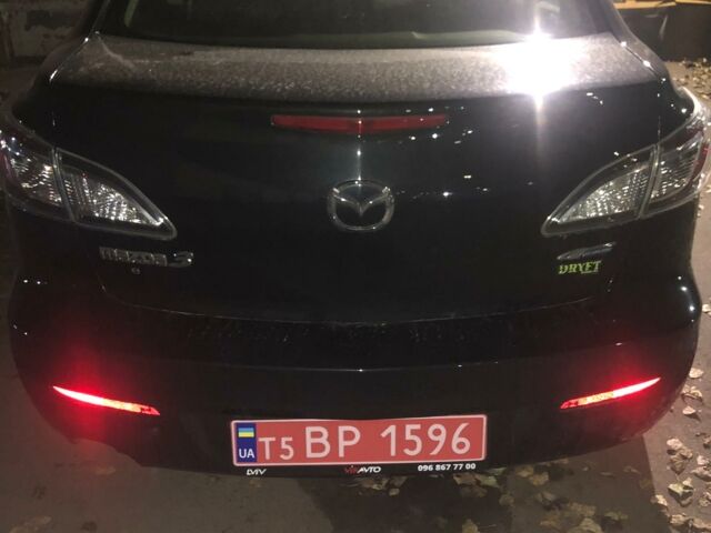 Черный Мазда 3, объемом двигателя 2 л и пробегом 200 тыс. км за 2700 $, фото 1 на Automoto.ua