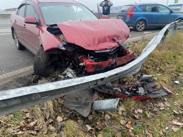 Красный Мазда 3, объемом двигателя 1.6 л и пробегом 300 тыс. км за 3500 $, фото 1 на Automoto.ua