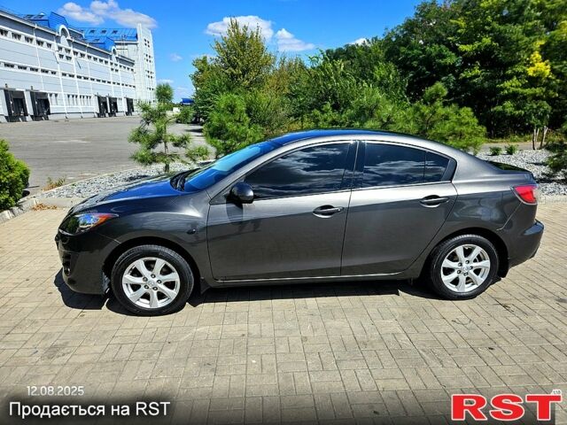 Серый Мазда 3, объемом двигателя 1.6 л и пробегом 118 тыс. км за 9900 $, фото 1 на Automoto.ua