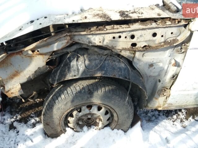 Белый Мазда 323, объемом двигателя 1.5 л и пробегом 333 тыс. км за 300 $, фото 1 на Automoto.ua